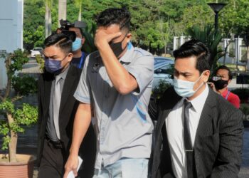 SEORANG anggota polis berpangkat koperal didakwa di Mahkamah Sesyen Seremban atas pertuduhan menerima rasuah bernilai RM1,000 dipercayai bagi menyelesaikan kes menggajikan tiga warga Bangladesh yang tidak mempunyai permit kerja sah, tiga tahun lalu. - UTUSAN/MOHD. SHAHJEHAN MAAMIN