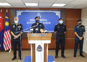 AYOB Khan Mydin Pitchay (dua kiri) ketika mengadakan sidang akhbar di Ibu Pejabat Polis (IPK) Kontinjen Johor di Johor Bahru, Johor.