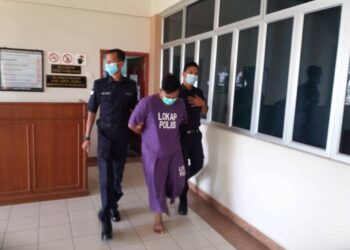 MUHAMMAD Faizzuan Zulkifli dibawa keluar dari Mahkamah Majistret Seri Manjung selepas dihukum penjara dan denda kerana menculik seorang kanak-kanak perempuan Khamis lalu. - UTUSAN/SHAMSUL KAMAL AMARUDIN