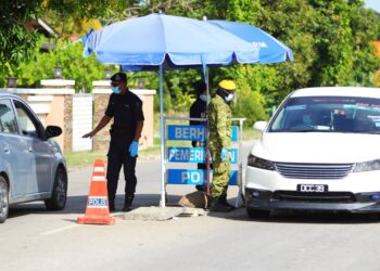 KAWASAN Kampung Pauh Lima di sempadan Kota Bharu dan Bachok, Kelantan kini dikenakan PKPD dan dikawal ketat pasukan keselamatan. - UTUSAN/ZULHANIFA SIDEK