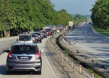 KESESAKAN di lebuh raya Changlun-Kuala Perlis memasuki Perlis pada sebelah pagi di Arau, Perlis hari ini.- UTUSAN