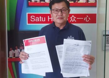 H’NG Khoon Leng menunjukkan surat yang dihantar kepada Ketua Menteri, Chow Kon Yeow mengenai cadangan penggantungan pelaksanaan dasar baharu membabitkan bekalan ayam di bahagian pulau di Pulau Pinang.