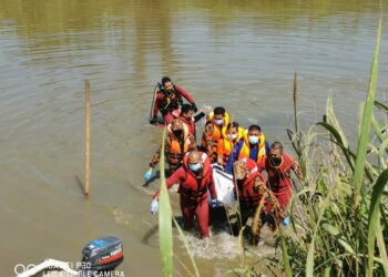 PASUKAN penyelamat mengangkat mayat lelaki warga Indonesia yang lemas ketika menangkap ikan di lombong di Bidor. - UTUSAN/IHSAN JBPM