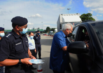 HAMZAH Zainudin (kanan) bertanyakan sesuatu kepada pemandu ketika mengadakan lawatan di SJR Plaza Tol Bukit Jelutong, Selangor.