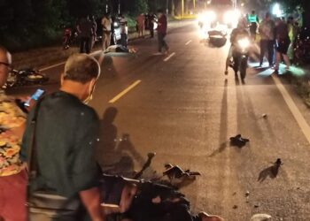 KEADAAN nahas tiga motosikal mengakibatkan dua penunggang maut dalam kejadian di Kilometer 20, Jalan Seremban-Tampin, Rembau, semalam. - UTUSAN/MEDIA SOSIAL