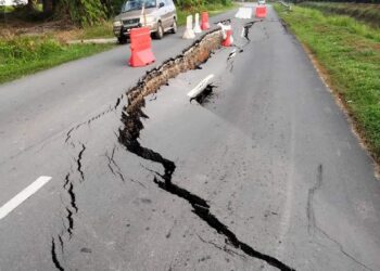 MENDAPAN tanah sepanjang 100 meter yang dikesan berlaku di Jalan Merbau, Kg. Bukit Hijau, Kuala Selangor, Selangor hari ini.