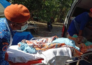 WARGA emas yang lumpuh dan dijangkiti bisul di bahagian bawah peha dibantu Angkatan Pertahanan Awam Malaysia (APM) menaiki ambulans bagi mendapatkan rawatan di Hospital Kuala Lipis di Lipis, Pahang. - UTUSAN/IHSAN APM