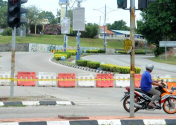 PENUTUPAN jalan iaitu di lampu isyarat simpang empat, Batu 1, Jalan Pantai ke Jalan By Pass (Kilometer 2.5) yang bertujuan mengawal serta mengurangkan pergerakan lalu lintas dalam daerah Port Dickson ketika tempoh 'total lockdown.-UTUSAN/MOHD. SHAHJEHAN MAAMIN