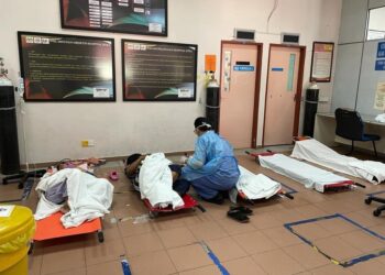 GAMBAR dua pesakit menerima rawatan atas pengusung di Hospital Jitra, Kubang Pasu yang tular di media sosial sejak semalam. - MEDIA SOSIAL