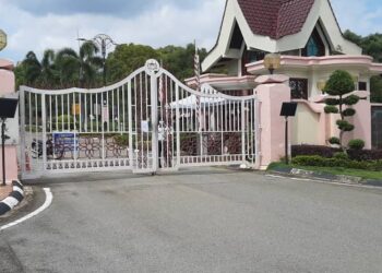 PINTU masuk utama Seri Negeri, Ayer Keroh, Melaka ditutup. - UTUSAN/AMRAN MULUP