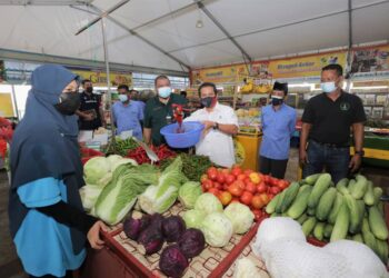 PETUGAS Kementerian Pertanian dan Industri Makanan membuat lawatan tinjauan di MyFarm Outlet di Putrajaya hari ini. – Ihsan Kementerian Pertanian dan Industri Makanan