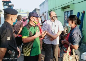 AHMAD Fadzly Ahmad Tajuddin (tengah) turun padang meninjau operasi pasar pagi di Jalan Selampit, Klang Jaya, Selangor.