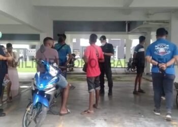 POLIS mengeluarkan kompaun kepada lima individu yang didapati berada di bawah flat tanpa penjarakan sosial dan tidak memakai pelitup muka di sebuah flat di Pelangi Indah, Johor Bahru di Johor.