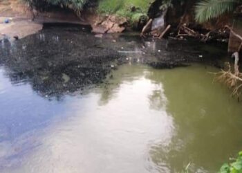 PERMUKAAN air Sungai Buluh yang berubah menjadi kehitaman kesan pencemaran minyak yang berlaku di Pasir Gudang, Johor.