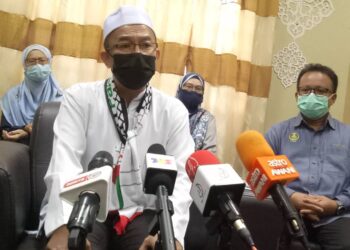 NOOR Azmi Ghazali ketika sidang akhbar selepas melawat PPV Dewan Datuk Zainal Abidin Zin di Bagan Serai hari ini. - UTUSAN/WAT KAMAL ABAS