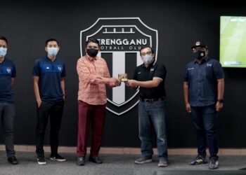 AB. Rasid Jusoh (tiga dari kiri) menerima cenderahati daripada Ahmad Shahrul Nizam di pejabat Terengganu FC di Kuala Nerus, semalam.