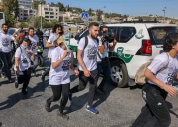 PENDUDUK Palestin mengambil bahagian dalam acara larian yang dianjurkan oleh aktivis di kawasan kejiranan Sheikh Jarrah dan Silwan dan timur Baitulmuqaddis. -AFP