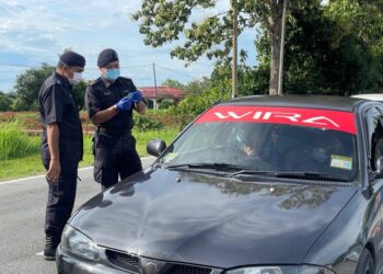 WARI Kiew (kiri) membuat tinjauan SJR secara ’snap check’ di kawasan Pida 11, Jalan Sanglang, Kangae, Perlis. - UTUSAN/NAZLINA NADZARI