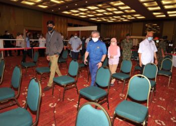 DR. Adham Baba (tengah) meninjau persiapan ketika melawat Pusat Pemberian Vaksin Mega Persada sempena Program Imunisasi Covid-19 Kebangsaan di Johor Bahru, Johor. - UTUSAN/RAJA JAAFAR ALI