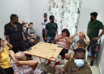 SEBAHAGIAN daripada 14 individu yang ditahan polis kerana bermain mahjong di sebuah rumah di Taman Resak, Changlun, Kubang Pasu.