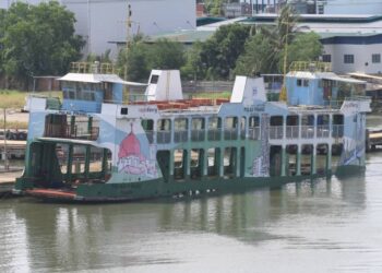 KEADAAN feri ikonik Pulau Pinang yang hampir karam kerana dimasuki air di Limbungan Bagan Dalam, Butterworth, Pulau Pinang. - UTUSAN/MUHAMMAD FIRDAUS AMRAN