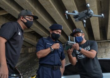 ROHAIMI Md. Isa (tengah) melihat penggunaan teknologi dron ketika meninjau sekatan jalan raya (SJR) di Jambatan Sultan Mahmud di Kuala Terengganu. - UTUSAN/PUQTRA HAIRRY ROSLI