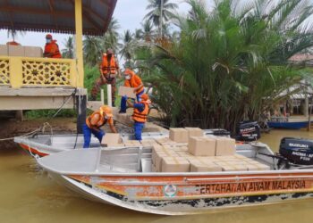 BEKALAN makanan kepada penduduk di kawasan PKPD Kepulauan Tumpat diagihkan dengan bantuan Angkatan Pertahanan Awam Malaysia (APM) dan Jabatan Bomba dan Penyelamat Malayia (JBPM) hari ini. - UTUSAN/ROSALWANI CHE SOH