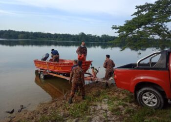 ANGGOTA bomba memulakan operasi mencari lelaki disyaki lemas di sebuah lombong di Kuala Kampar, Kampar. - UTUSAN/IHSAN JBPM