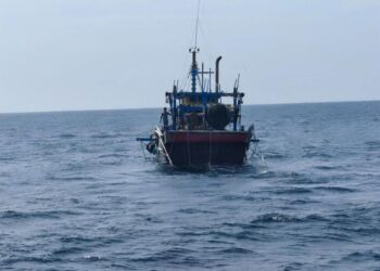 BOT nelayan Kelas C dikendalikan empat PATI dikesan menangkap ikan di zon larangan dekat Pulau Jarak, dekat Lumut semalam. - UTUSAN/IHSAN MARITIM MALAYSIA PERAK