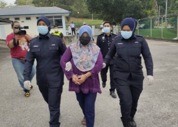 NOOR Asidah Md. Nor dibawa ke Mahkamah Seksyen Kuala Pilah atas pertuduhan memukul adik iparnya di sebuah rumah di Felda Raja Alias 4, Jempol pada 4 Jun lalu. - UTUSAN/NOR AINNA HAMZAH