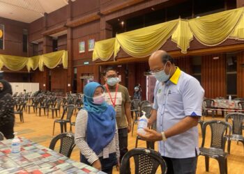 AZMAN MOHD. YUSOF (kanan) mengadakan lawatan ke PPV Dewan Warisan di Kangar, Perlis hari ini.- UTUSAN/NAZLINA NADZARI