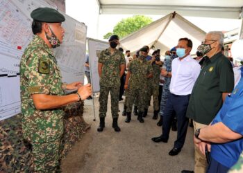 HASNI Mohammad (tiga dari kanan) bersama Ismail Sabri Yaakob (dua kanan dan Dr. Adham Baba (kanan) mendengar taklimat daripada Panglima 7 Briged, Brigadier Jeneral Mohamed Fauzi Kamis (kiri) mengenai pengoperasian Hospital Medan ATM di perkarangan HSA di Johor. -UTUSAN/RAJA JAAFAR ALI