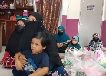 NOORFAZLIN Zainal Abidin bersama sebahagian anak-anaknya ketika menerima kunjungan pihak pengurusan Pasaraya Econsave di PPR Uda Utama di Johor Bahru, Johor.