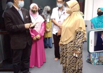 DR. ZAINI berbincang dengan Mumtaz ketika melawat PPV Masjid Sultan Ismail Petra di Kubang Kerian, Kota Bharu hari ini. - UTUSAN/ROHANA MOHD. NAWI