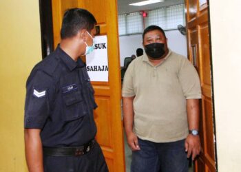 AZIZUL Salahuddin keluar dari Mahkamah Majistret Teluk Intan selepas mengaku tidak bersalah atas tuduhan melakukan penganiayaan seekor kucing awal bulan ini. -UTUSAN/ZULFACHRI ZULKIFLI