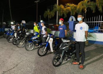 SEBAHAGIAN daripada lapan penunggang motosikal yang ditahan ketika merempit di Kampung Kuala Merah, Kuala Ketil, Baling, semalam.