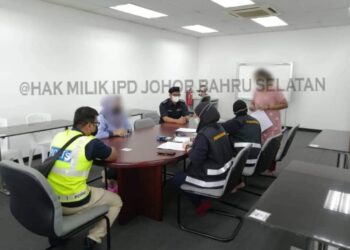 POLIS mengeluarkan kompaun terhadap pengurus kilang kejuruteraan kerana gagal mematuhi had jumlah bilangan pekerja dalam pemeriksaan yang dijalankan di Bandar Dato Onn di Johor Bahru, Johor.