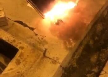 TANGKAP layar daripada video sebuah naskhah tafsir al-Quran yang dibakar seorang lelaki di pekan Kuala Nerang, Padang Terap, semalam.