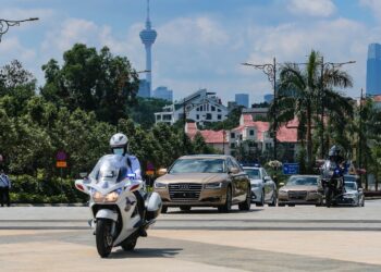 KENDERAAN yang membawa Sultan Johor, Sultan Ibrahim Sultan Iskandar tiba bagi menghadiri Perbincangan Khas Raja-Raja Melayu yang dipengerusikan oleh Yang di-Pertuan Agong, Al-Sultan Abdullah Ri'ayatuddin Al-Mustafa Billal Shah di Istana Negara, Kuala Lumpur.-UTUSAN/AFIQ RAZALI