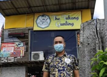 PENGUSAHA kedai gunting rambut, Cairil Fadzrizal Ramli di hadapan kedainya di Permatang Pauh, Pulau Pinang yang terpaksa ditutup ekoran pelaksanaan PKP 3.0 menyebabkan dia menanggung beban hutang.