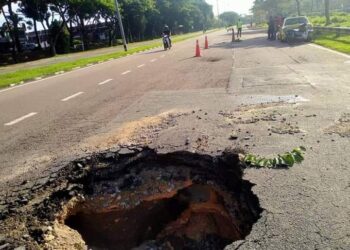 KEADAAN berlubang di tengah-tengah jalan yang mengakibatkan sebuah kereta terbenam dalam kejadian di Jalan Lampam, Tanjung Puteri Resort di Pasir Gudang, Johor.