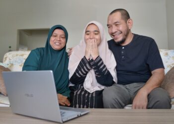 I'ZZAH I'zzati Noor Izuddin (tengah) berkongsi kegembiraan dengan ibu, Yaitong Samae dan bapanya, Noor Izuddin Kamaruddin ketika menyemak keputusan peperiksaan Sijil Tinggi Agama Malaysia (STAM) di kediamannya di Gong Badak, Kuala Nerus. - UTUSAN/PUQTRA HAIRRY ROSLI