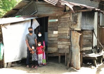 MOHD. Kamarul Azam (kiri) bersama isteri dan anaknya tinggal di bangsal tempat mengaji al-Quran neneknya sejak empat tahun lalu. - UTUSAN/ROSLIZA MOHAMED