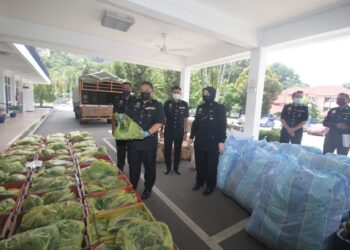 ZAIHAM Mohd. Kahar (depan) menunjukkan daun ketum yang dirampas dalam sidang akhbar di Ibu pejabat Polis Daerah (IPD) di Bentong, Pahang.