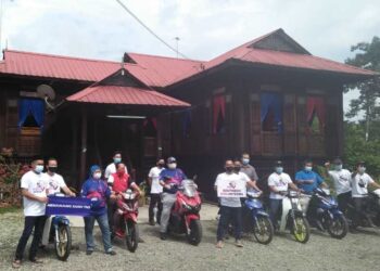 SUKARELAWAN Southern Volunteers menyertai konvoi pendaftaran vaksin bersama Pejabat Daerah sebagai usaha meningkatkan jumlah penerima vaksin di Pontian, Johor. -UTUSAN/MUHAMMAD ZIKRI