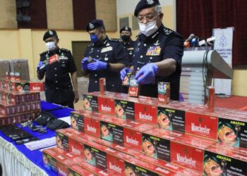 ZAINAL Abidin Kasim menunjukkan sebahagian rokok seludup yang dirampas dari satu sindiket di sebuah gudang di Kepala Batas, Pulau Pinang.