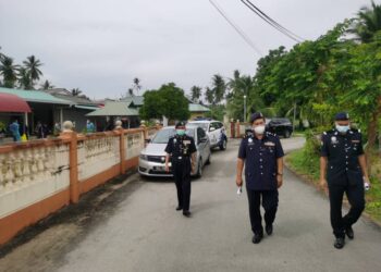 ABDULLAH Muhammad Piah (tengah) melawat kawasan PKPD di Kampung Pulau Tukang Dollah di Pengkalan Chepa, Kota Bharu. - UTUSAN/ROSALWANI CHE SOH