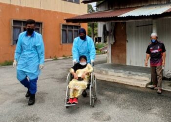 JAH Rasiah dihantar kembali ke pondoknya oleh petugas selepas selesai menerima suntikan vaksin di Masjid Pondok Mahligai, Melor, Kota Bharu. - ROHANA MOHD. NAWI