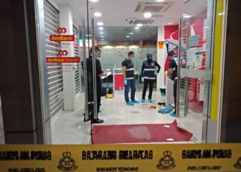 POLIS melakukan pemeriksaan di lokasi sebuah bank di Balik Pulau, Pulau Pinang selepas seorang lelaki cuba memecahkan salah sebuah mesin ATM di bank itu.