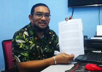 RAZALEE Ahmad menunjukkan kenyataan akhbar berhubung isu pemotongan gaji pekerja pembersihan sekolah di pejabatnya di Seksyen 15 Shah Alam, Selangor.  –  UTUSAN/ABDUL RAZAK IDRIS